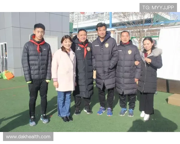 足球明星同框舞蹈精彩瞬间展现球场魅力与艺术之美的完美结合