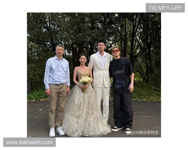 足球明星喜结良缘浪漫婚礼引发球迷热议与祝福