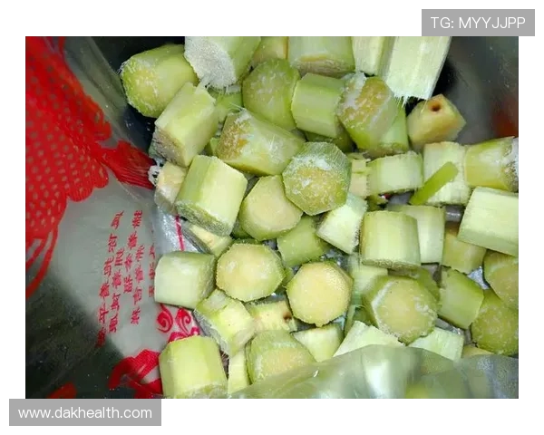 足球明星品尝甘蔗的趣味视频引发热议，球场外的美味瞬间让人忍俊不禁