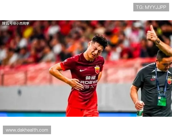 足球明星因半月板手术缺席赛季重要比赛球迷期待其复出表现