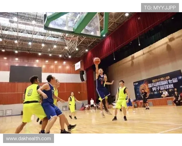 重庆篮球队在精英赛中以70分稳居积分榜首位展现强劲实力